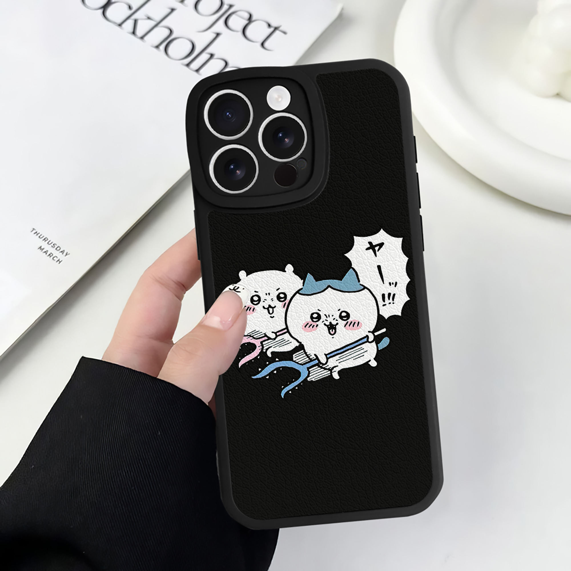 （画像用） ちいかわ ハチワレ Chii-kawa hachiware 【iPhone 16シリーズ対応】シリコンスマホケース（レザー調） 材質：シリコン